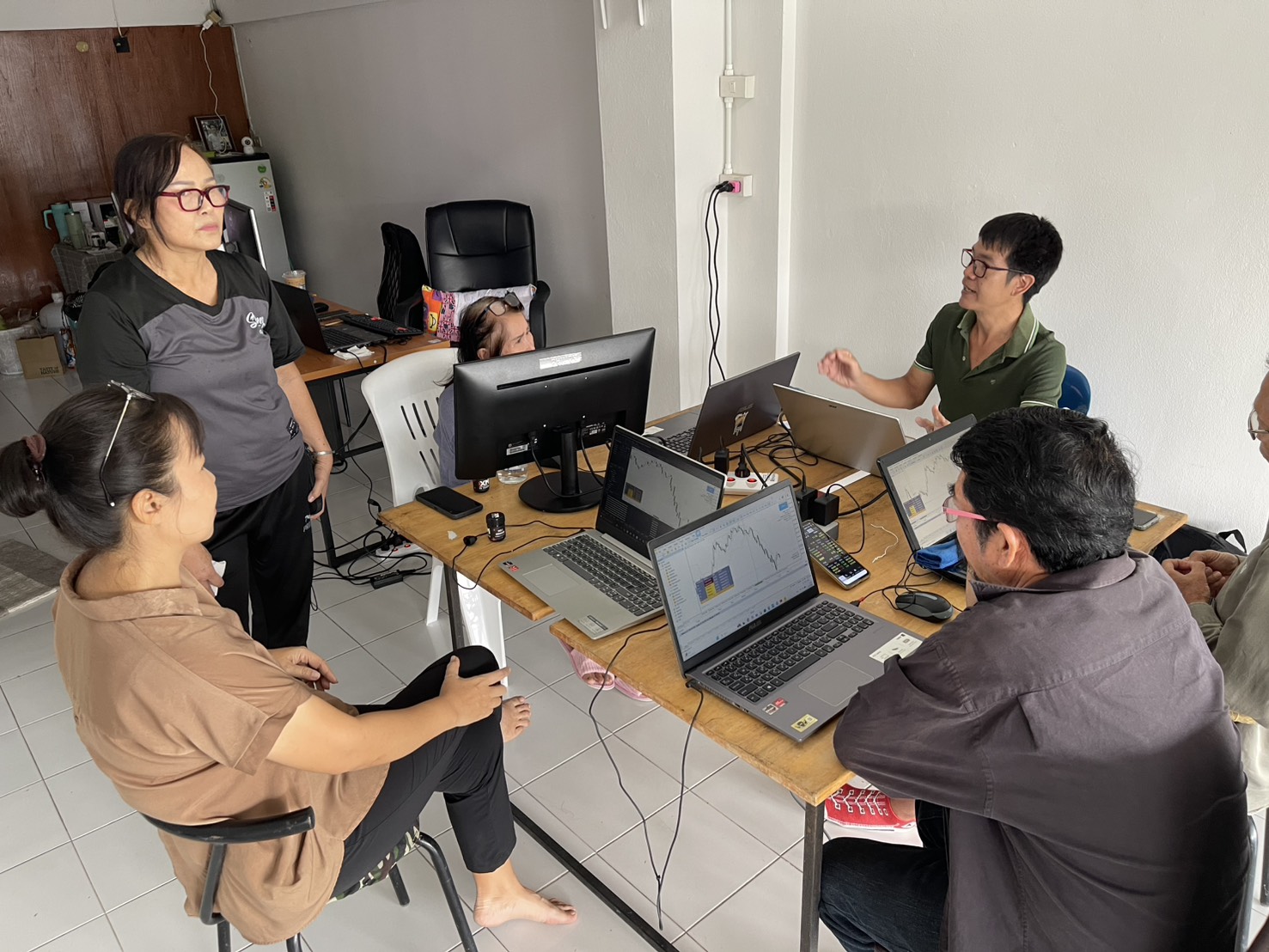 ภาพการแนะนำระบบ F1 และการอธิบายแนวทางเทรดทองคำแบบเป็นขั้นตอน