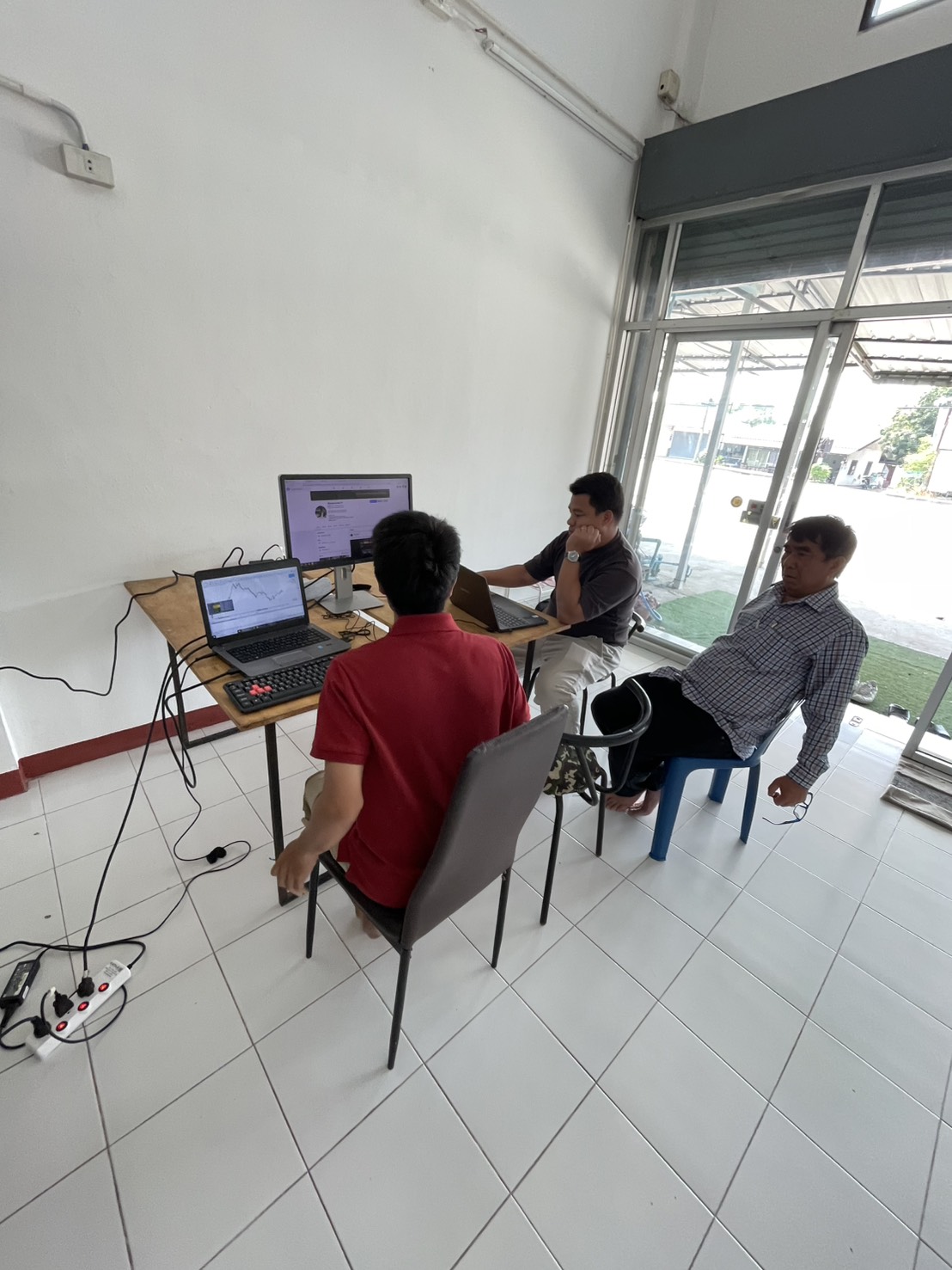 บรรยากาศการสอนเทรด F1 ให้กับผู้เริ่มต้น โดยเน้นการใช้งานจริงและการฝึกดูกราฟ